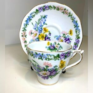 EUC VTG Roslyn Fine Bone China Teacup and Saucer Beautiful Florals Garland